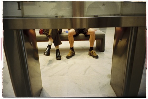 Pies vistos por debajo, foto analógica