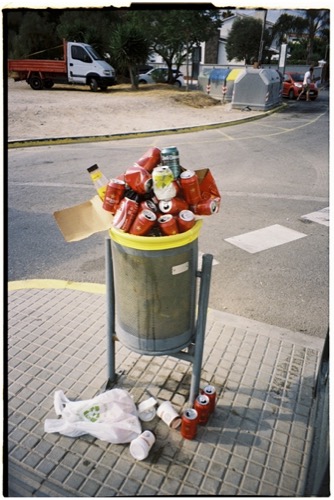 Tacho de basura, foto analógica callejera