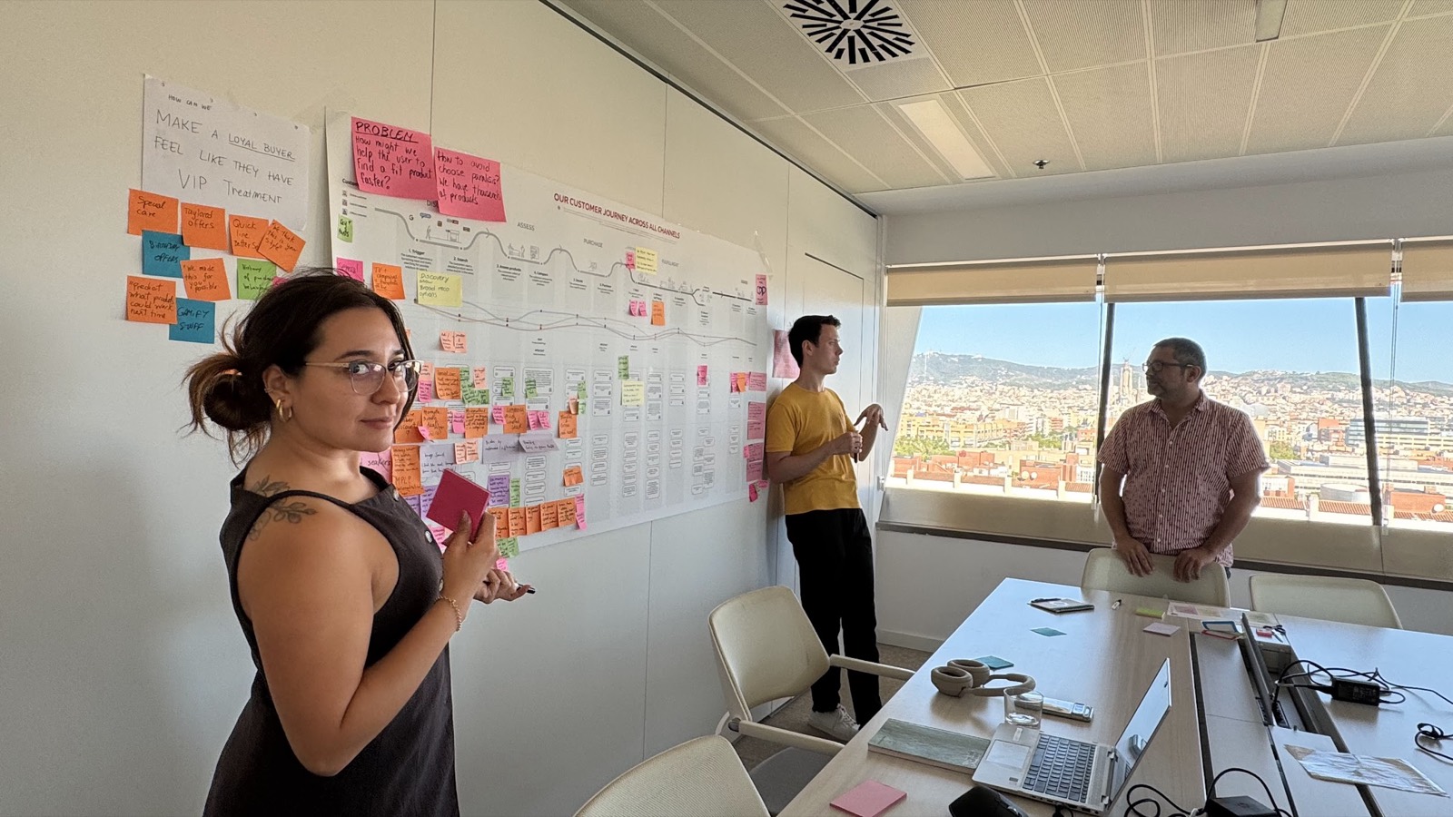 Mapa de customer journey pegado en la pared, con post-its de hallazgos