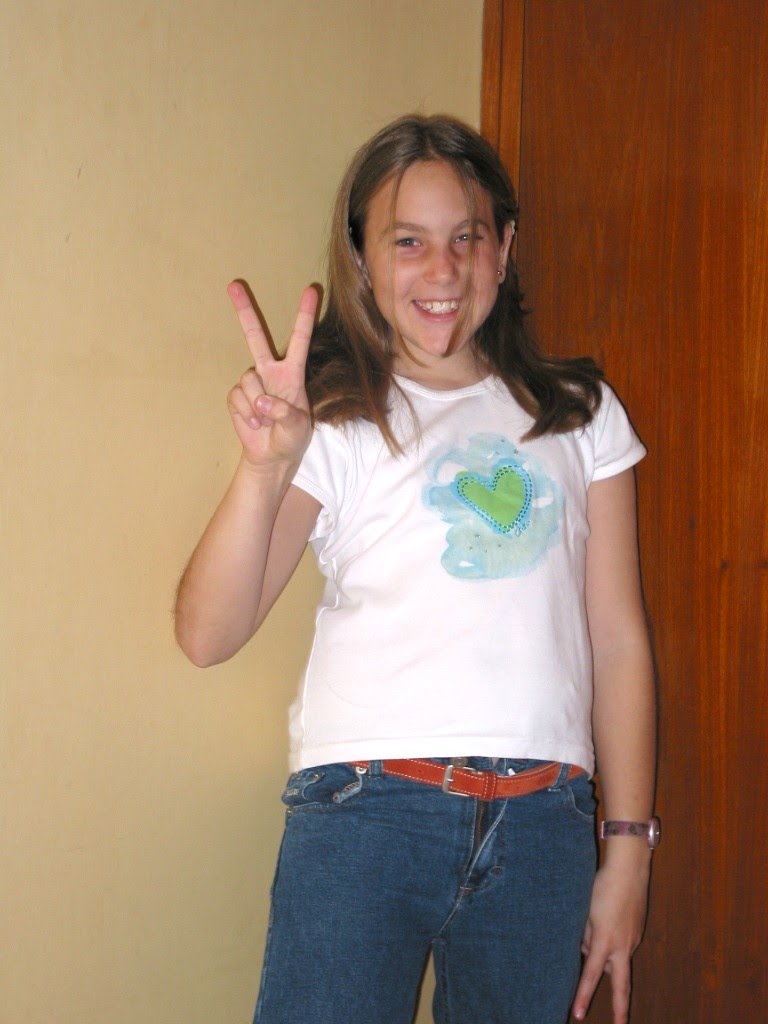 Martina de chica haciendo el signo de la paz
